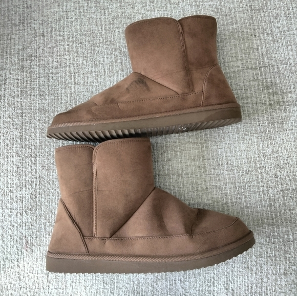 Old Navy Faux-Suede Faux-Fur lined Ankle Booties - Picture 7 of 8